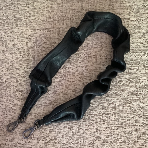 Hammitt VIP Medium & Ruched Strap in Black w/Skylight Blue Zip!! RARE!!! ✨✨ - Picture 4 of 10